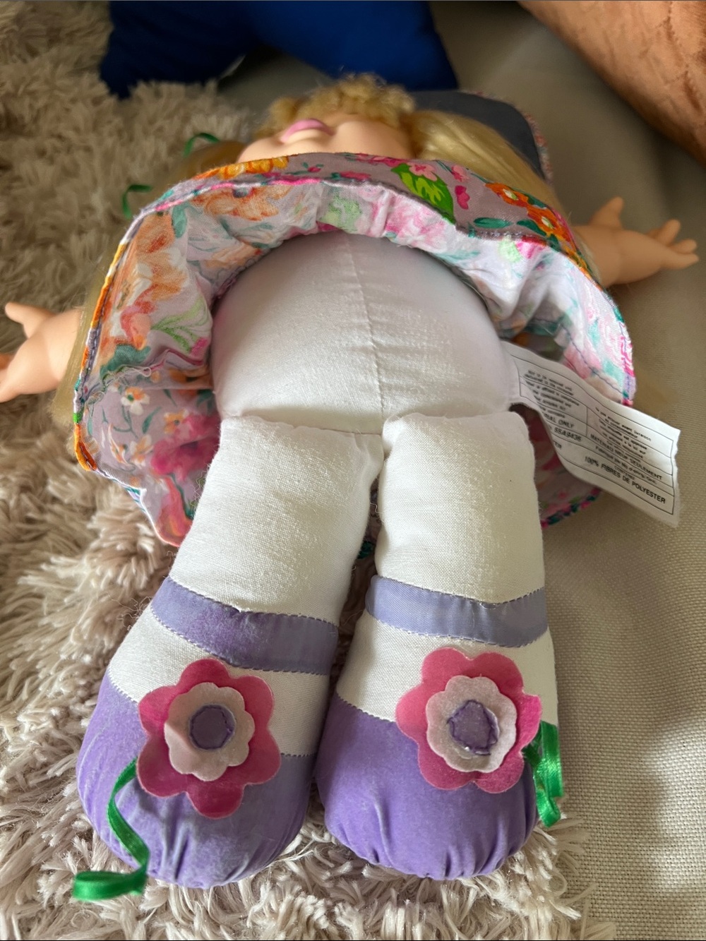 VINTAGE 1990s DSI Toys Baby Pick Me Up doll TALKS & GIGGLES!! denim & floral - Picture 9 of 17